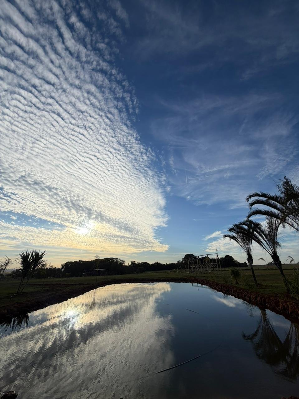 Lagoa refletindo o céu