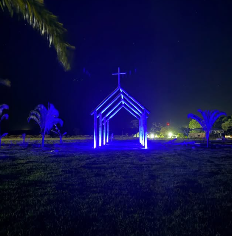 Capela em luz azul à noite